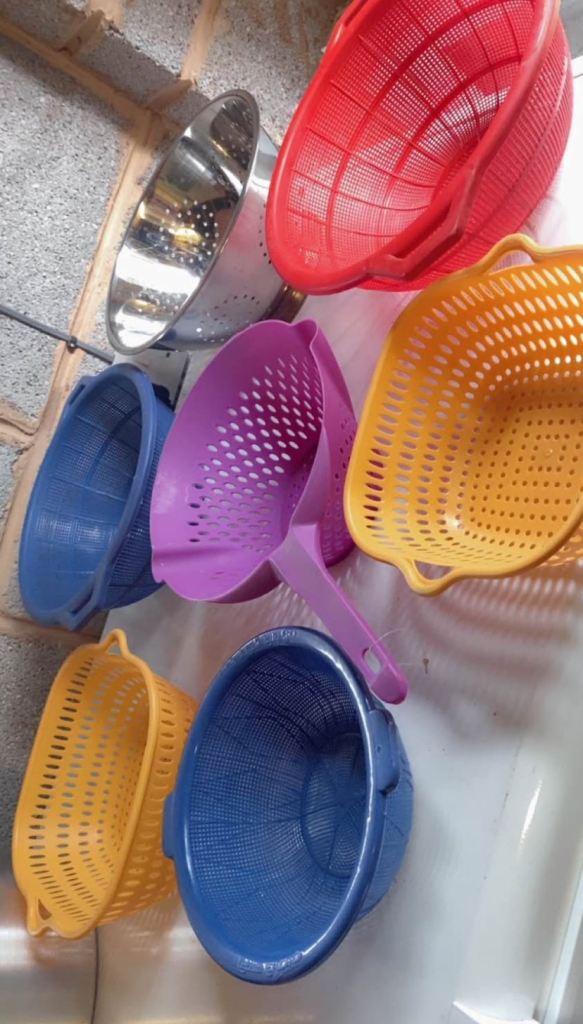Set of 6 Coloured Plastic and Metal Colanders/Strainers – Good Condition