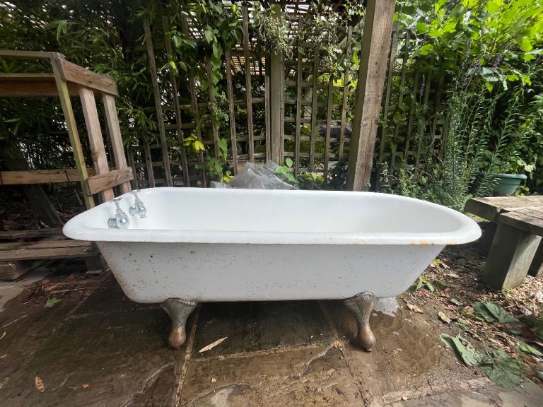 Vintage Roll-top Cast Iron Free-Standing Bath