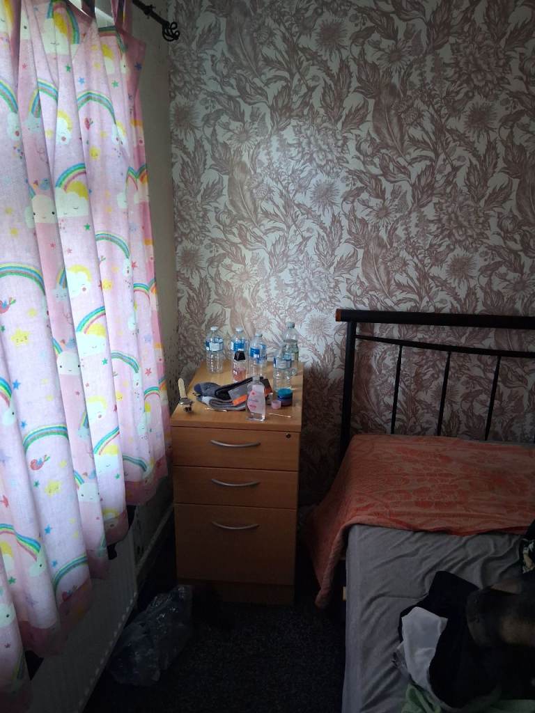 In  3 bedroom House 1 room to rent