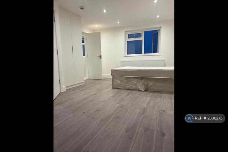 1 bedroom in Westwick Gardens, Hounslow, TW4 (#2836275)