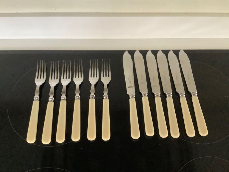 SET OF 6 FISH KNIVES & 6 FORKS