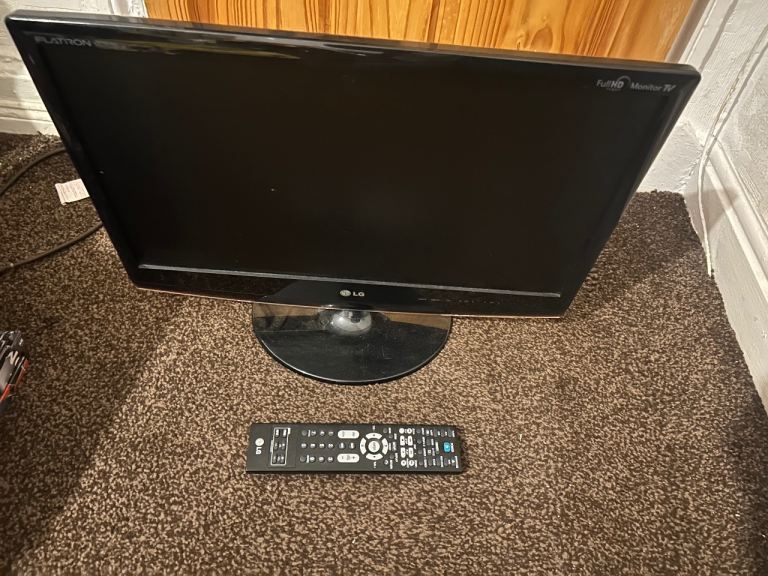 LG 24 inch lcd tv & monitor - hdmi , freeview , remote , pc , Laptop 