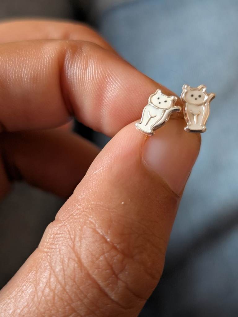 Cute Cat Stud Earrings – Silver Tone non allergic mental 
