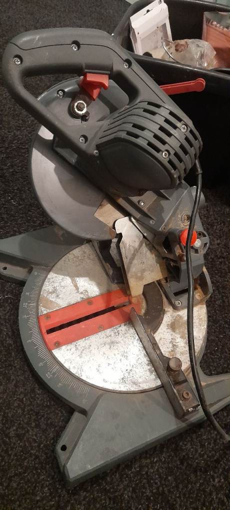 COMPOUND MITRE SAW