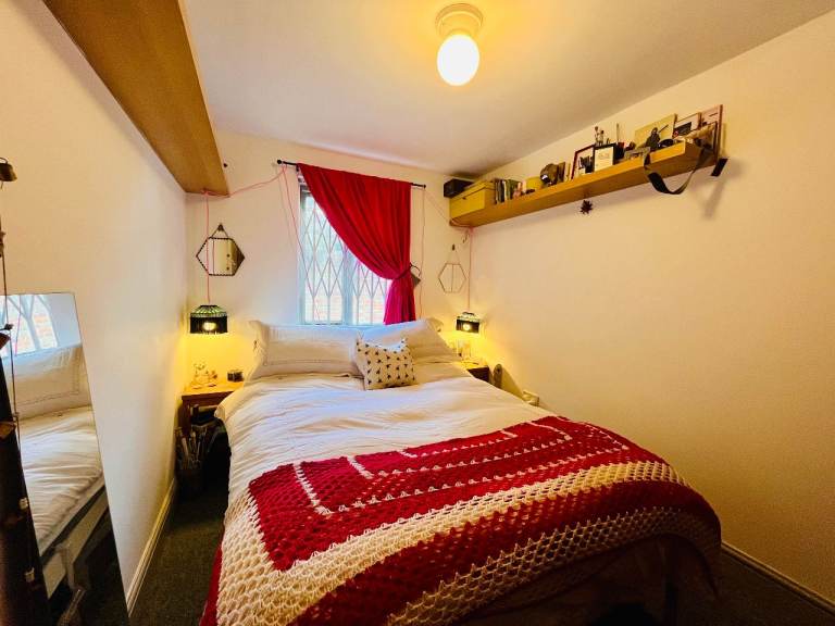 2 small double rooms in 3 bed share