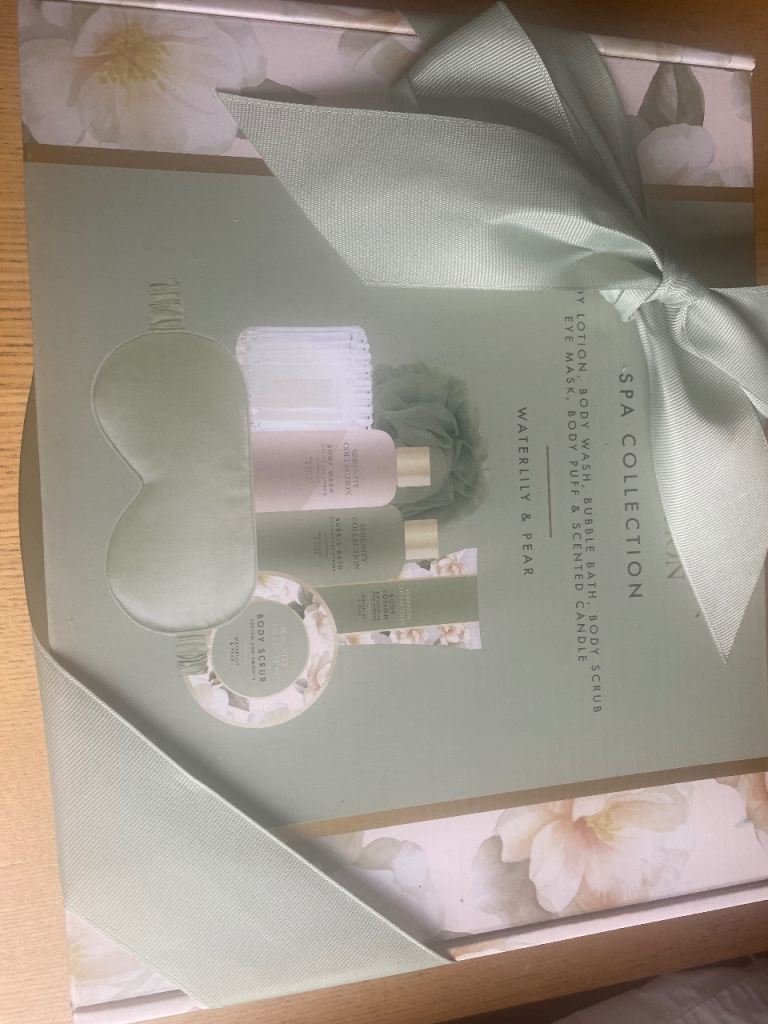 Waterlily & Pear Spa Collection Gift Set - NEW