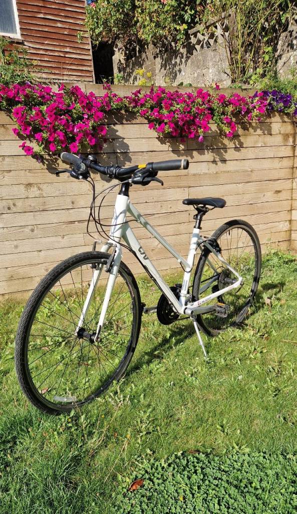Giant Liv 3 Alight Women's Aluminium Hybrid Bike Pearl White