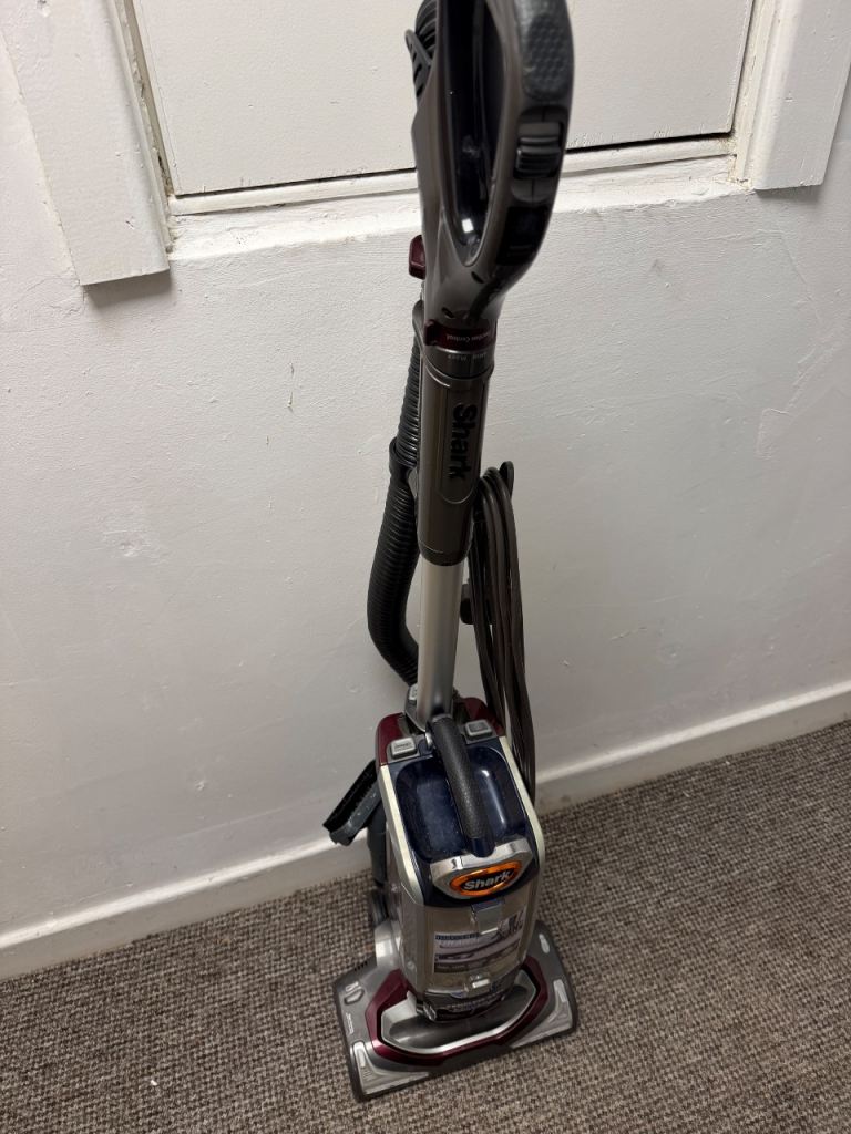 Shark Rotator Lift-Away Vacuum Cleaner – Good Condition