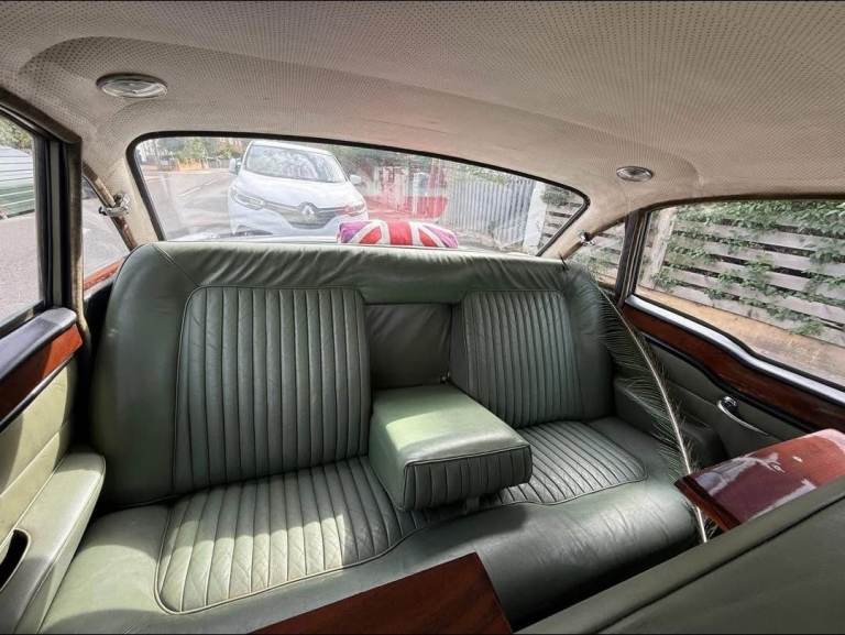 A CLASSIC 1965 HUMBER SUPER SNIPE LUXURIOUS CLASSIC CAR