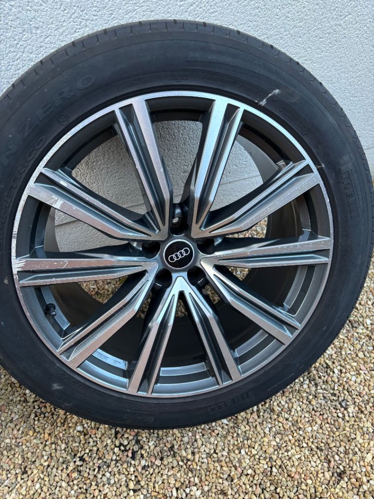 Audi q7/q8 alloy wheels 22”