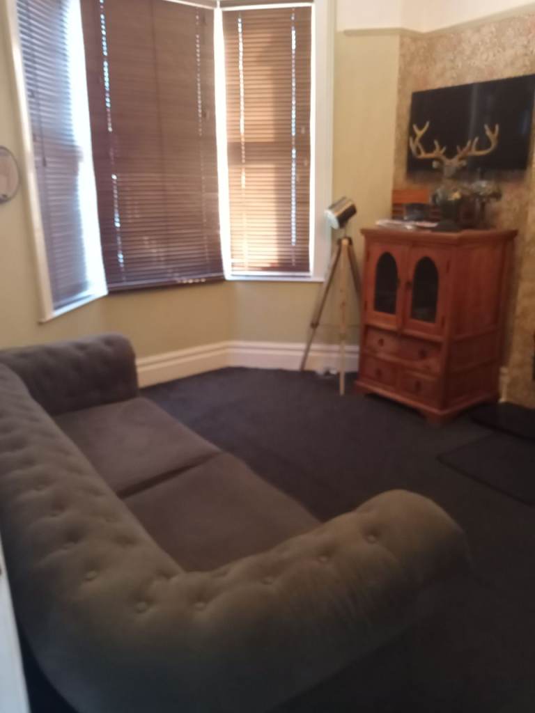 Double Bedroom Kingswood £750.00 PCM Bills All Included no deposit