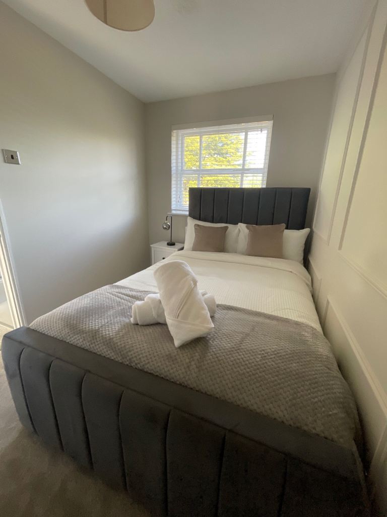 STUNNING FULLY FURNISHED 3 BED + FREE PARKING (Contractors & Professionals) - All Bills Included 