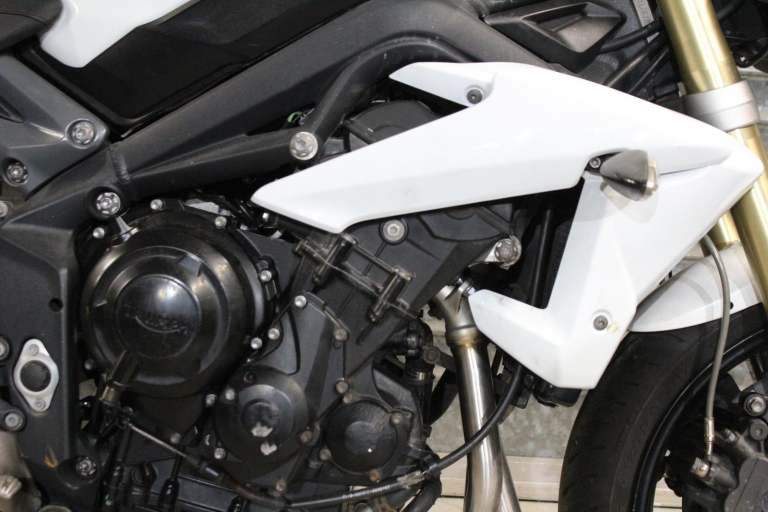 2015 15 TRIUMPH STREET TRIPLE 675 WHITE HPI CLEAR 11K NEW SHAPE TRADE SALE MOT