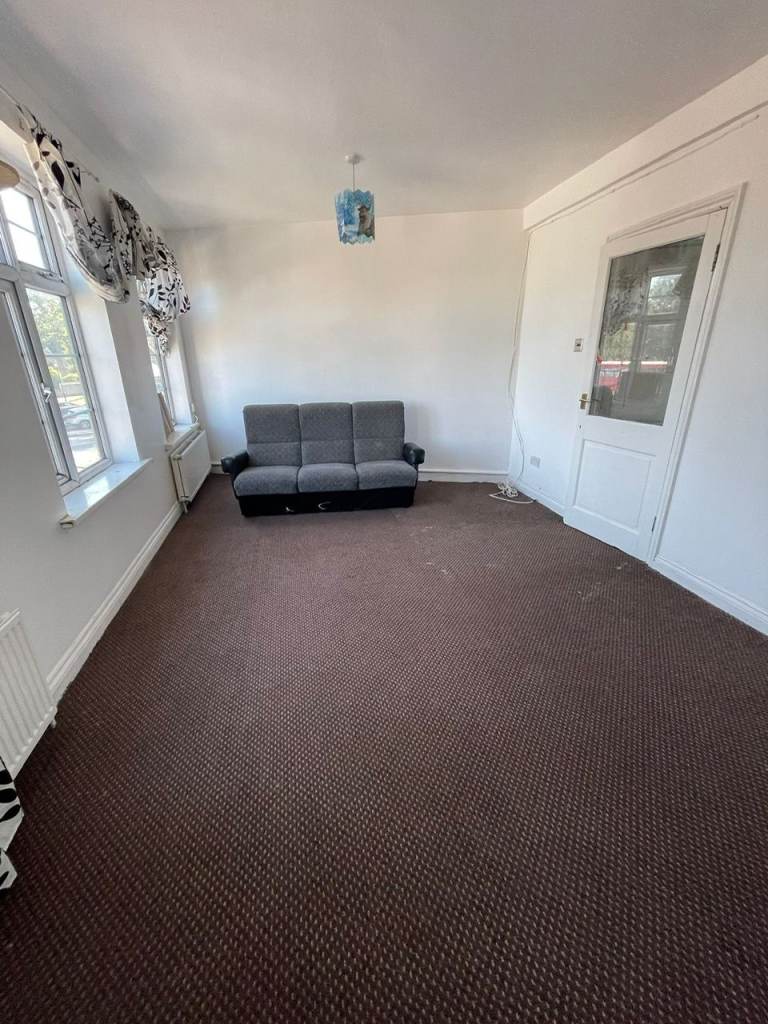 BEAUTIFUL 4 BEDROOM FLAT FOR RENT IN HESTON 