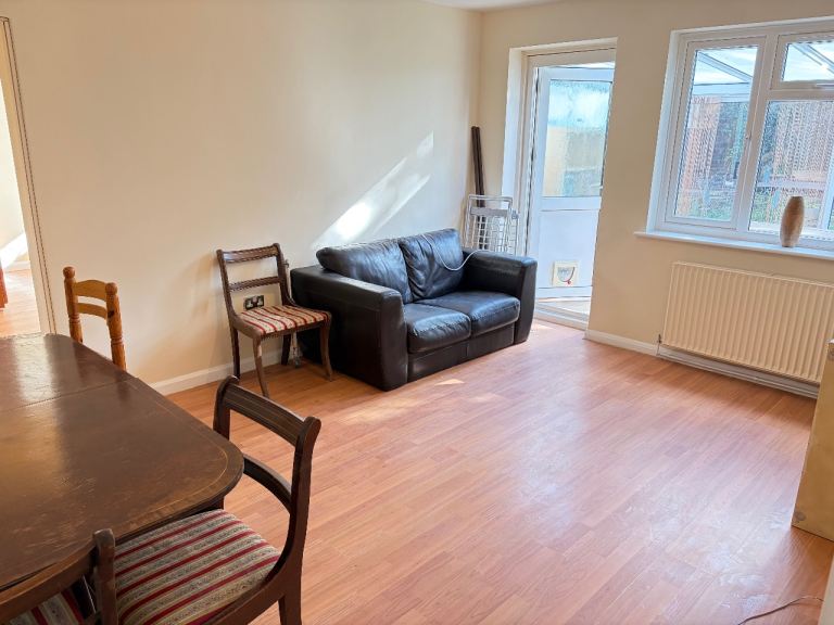 Bungalow 3 Bed 2 Bath Store Kitchen Separate Sitting Conservatory Garden Drive Near Tube Bus Park 