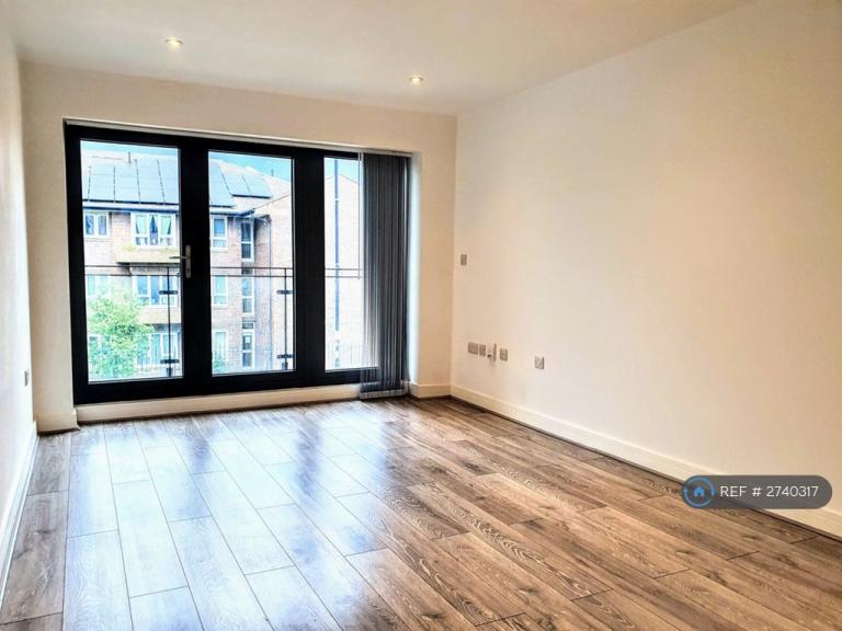 1 bedroom flat in London, London, SE10 (1 bed) (#2740317)