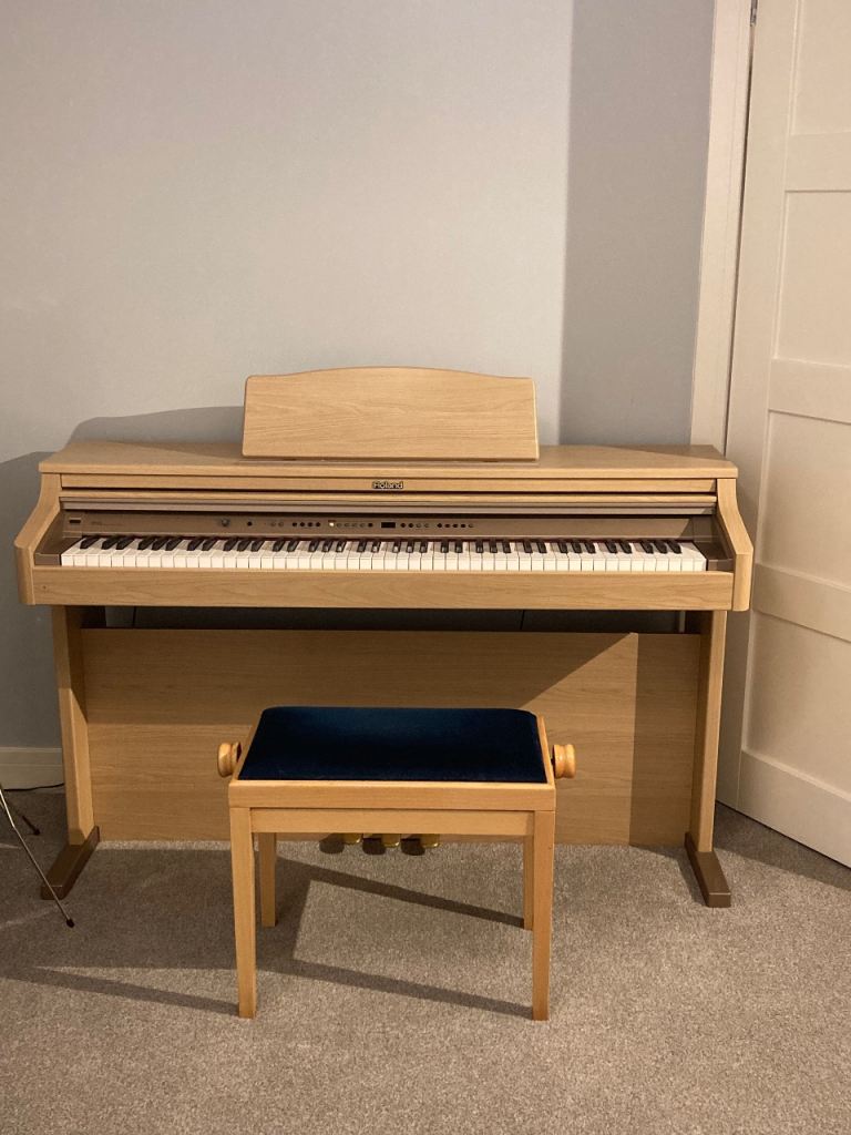 Roland HP102E Electric piano + stool