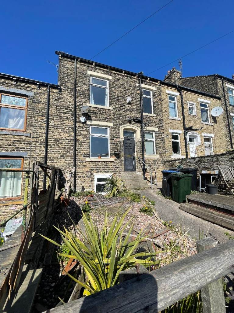 Spacious 3-Bedroom Family Home with Garden – BD3, Bradford