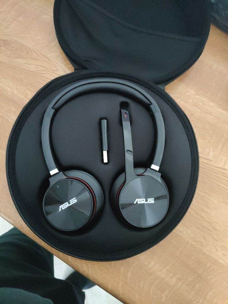 ASUS Headphones with Case – As Good As New