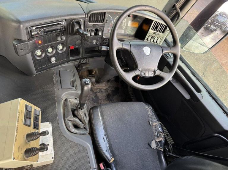 2009 SCANIA P380 8X4 HOOK LOADER