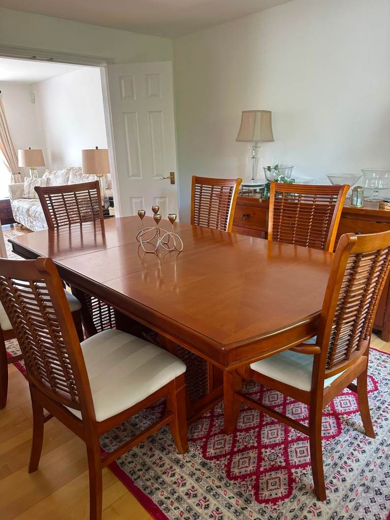 Wooden Extendable Dining Table and 6 Chairs – Good Condition
