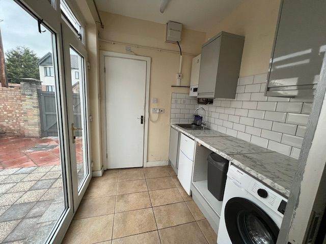 Spacious 1 Bedroom Ground Floor Flat with Private Garden – South Park Drive, IG3 9AG