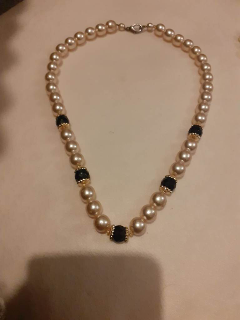 Elegant Pearl & Black Beaded Necklace – Great Condition