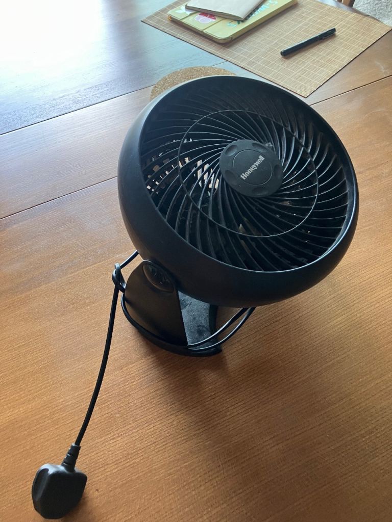 Desk top fan