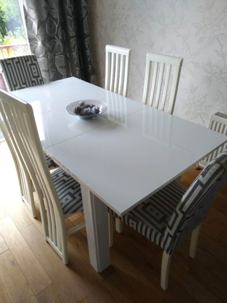 Beautiful high-gloss white extending table and 6 chairs