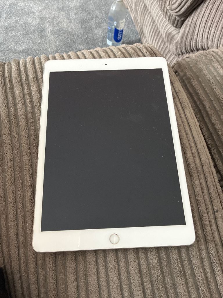 Apple iPad White – Good Working Condition