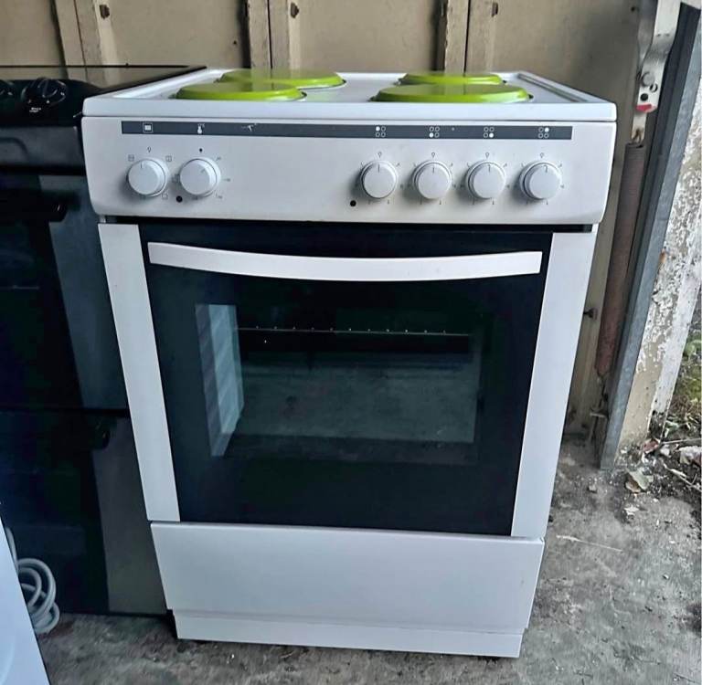 White Electric Freestanding Cooker with 4 Hobs