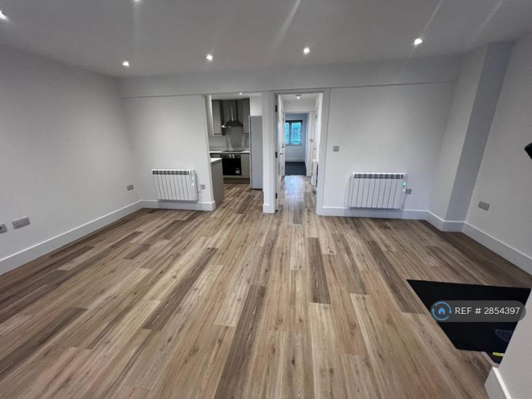 2 bedroom flat in High Street, Woking, GU21 (2 bed) (#2854397)