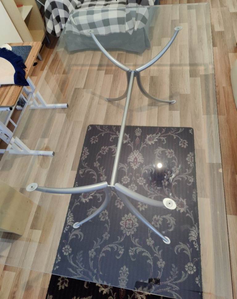 Dining table in excellent condition