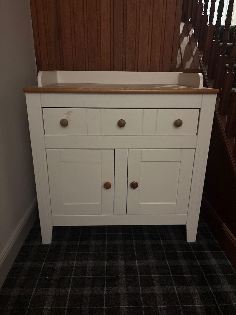 White chest of drawers