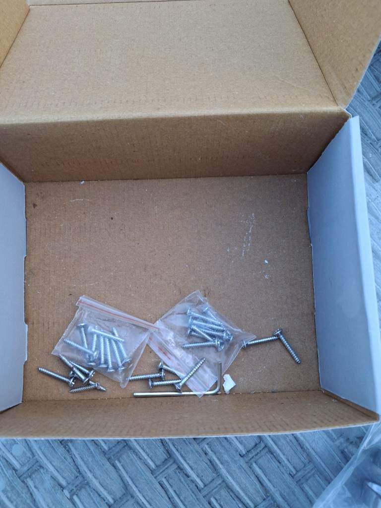 4 Polished chrome door knobs