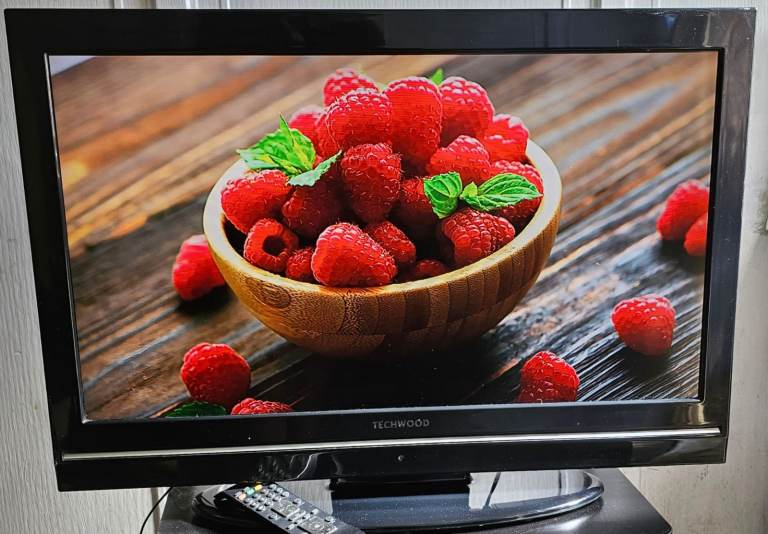 Techwood 32 inch LED HD TV with built in FreeView, USB & HDMI ports in with remote control.