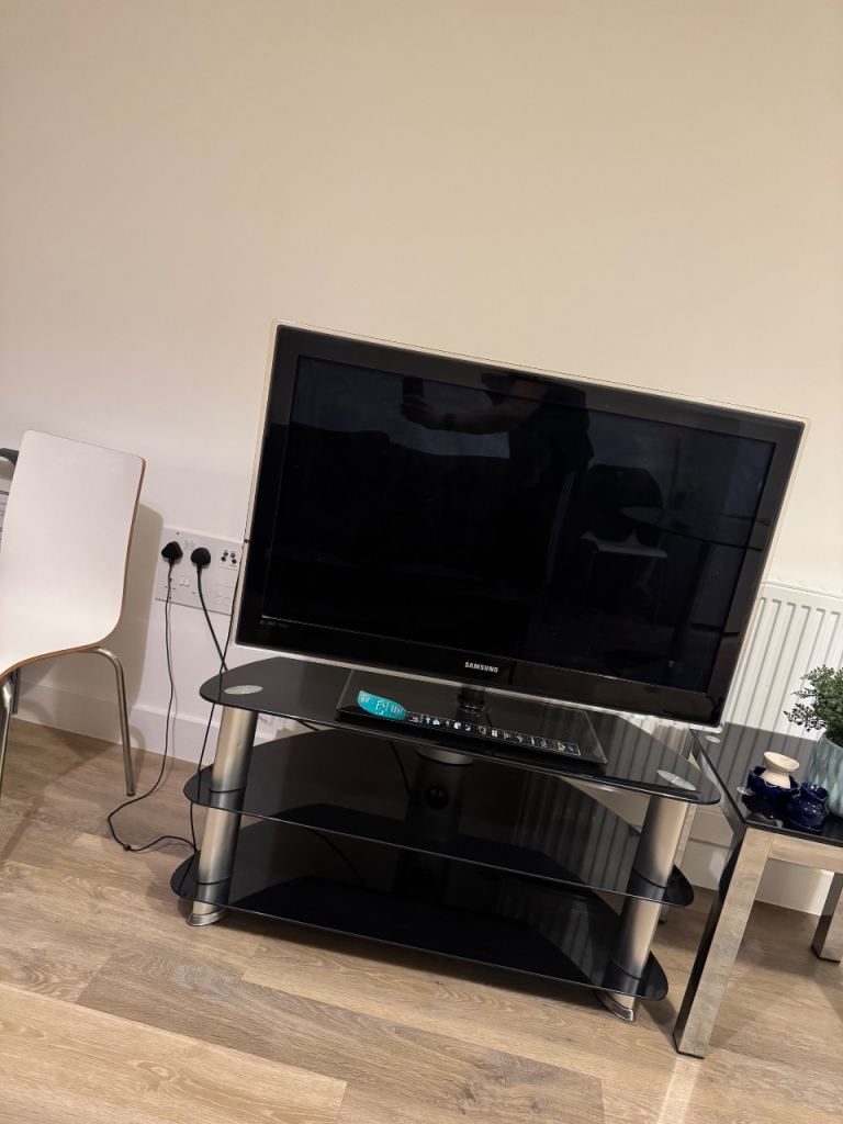 Samsung 40” Full HD TV + Glass TV Stand