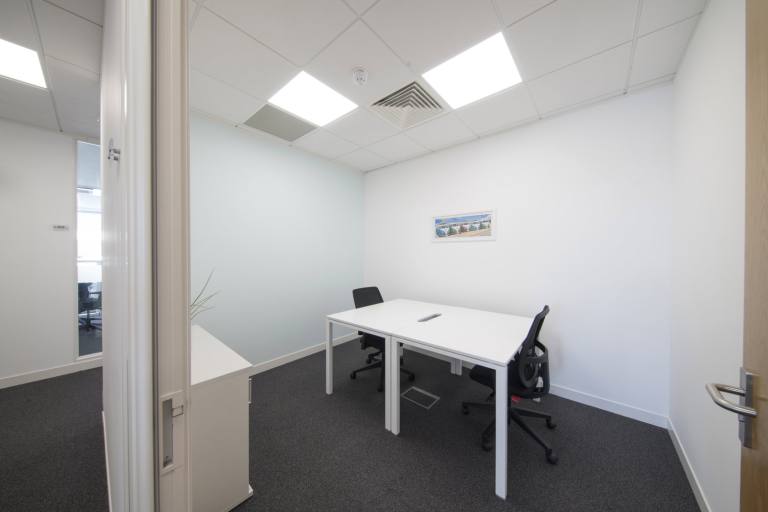 Plymouth - PL4 0HP \ Productive Team Workspace with 4 Workstations