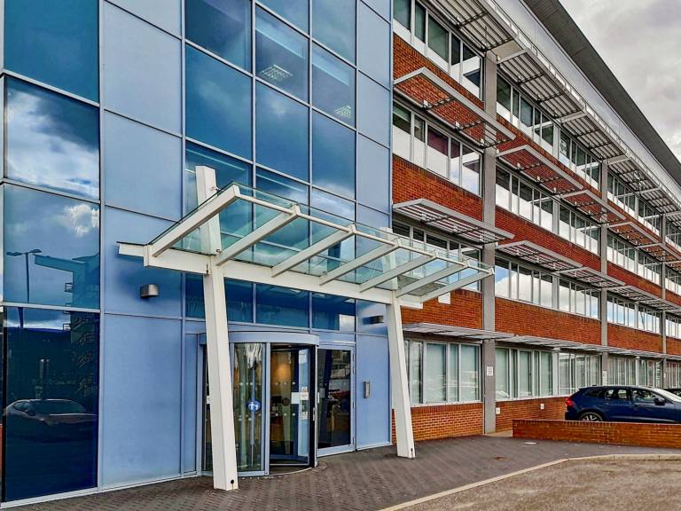 Crawley - RH10 1JH \ Office Space for Rent - 2 Workstations
