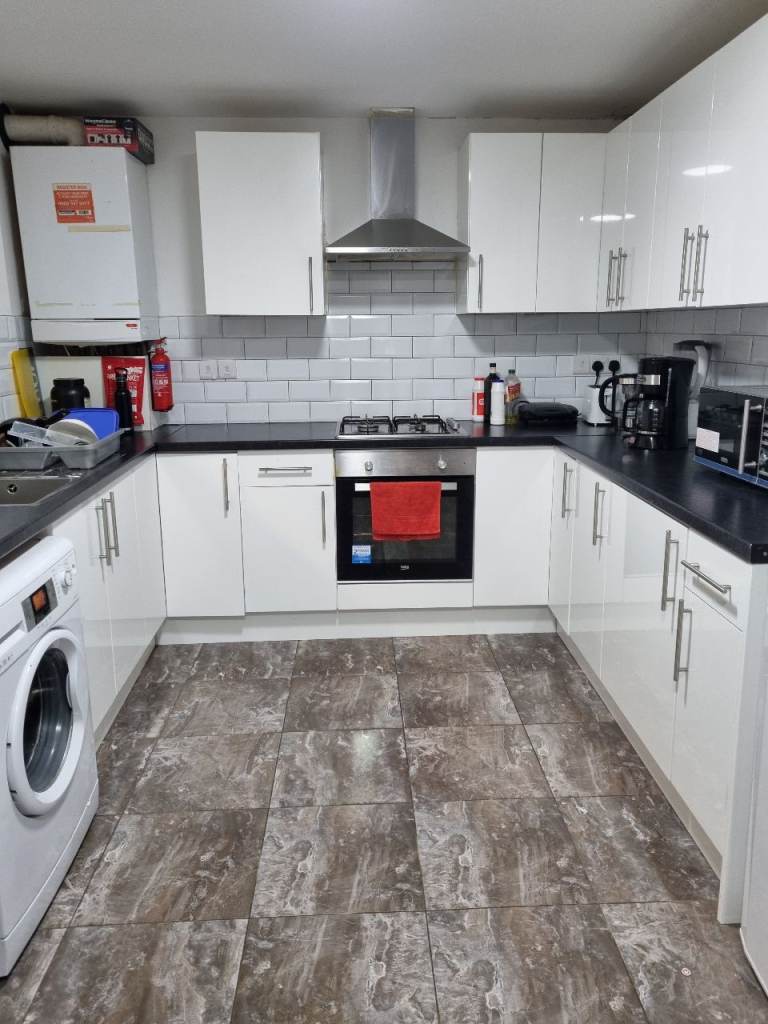 Single room in house share. All bills inc. Close to tube station. Only 2 weeks deposit