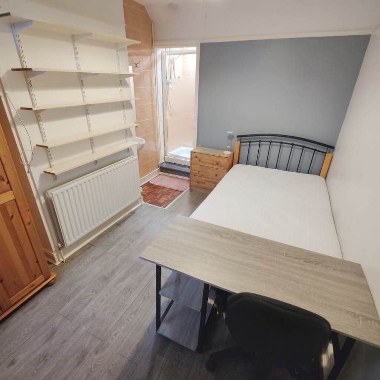 Double room with private shower and sink 