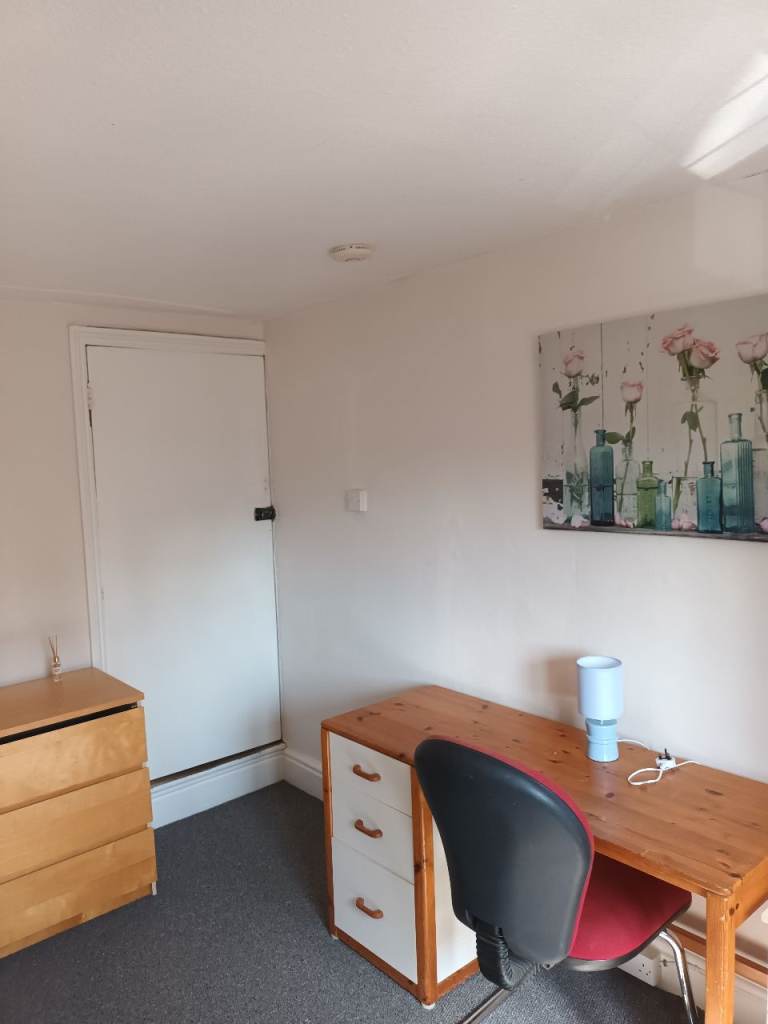 NICE SINGLE ROOM IN NORTHWOOD HILLS HA61BT, £140 PER WEEK FULLY INCLUSIVE. 