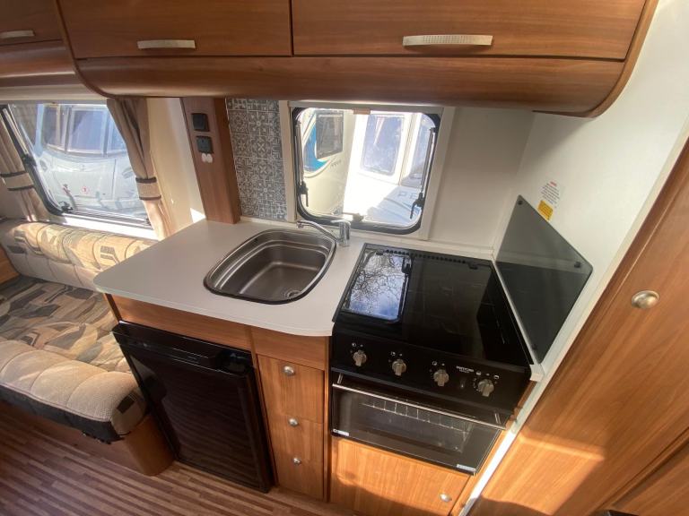 ADRIA SPORTLINE DT - 2015 - 6 BERTH - FIXED BUNKS - GREAT CONDITION 