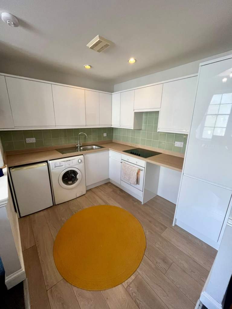 One bed, fully furnished flat, with castle views to let