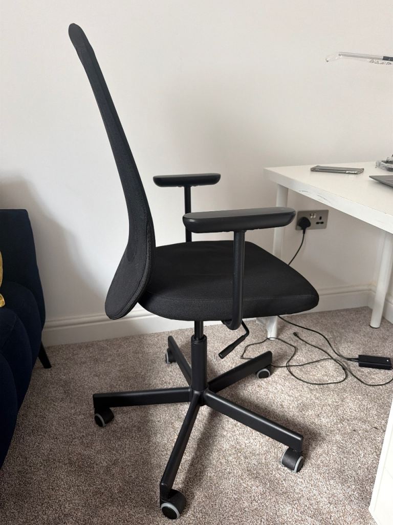 Black Swivel Office Chair with Armrests – Good Condition