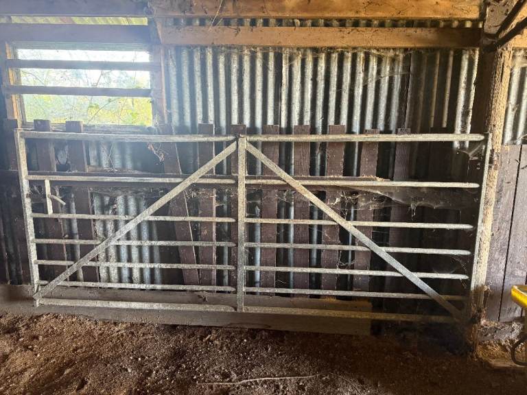 2 x Heavy Duty Galvanised Metal 7 Bar Gates – Approx 9ft / 2.7m – Field / Farm / Livestock Gates