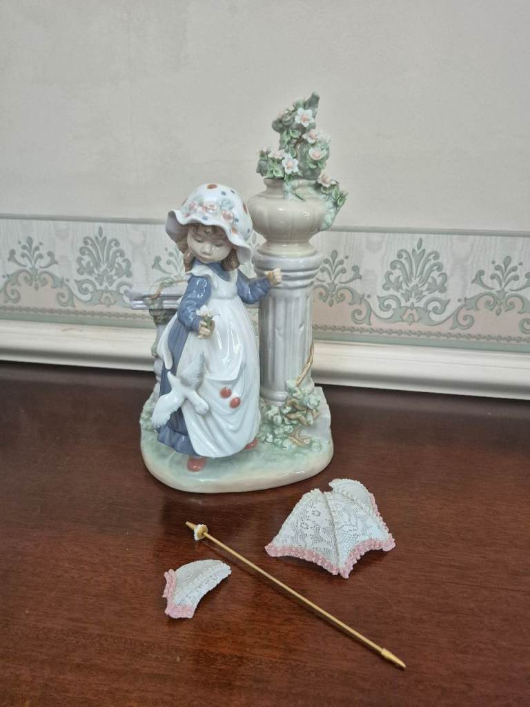 Large Lladro Glorious Spring 5284 Girl with Bird, Pillar & Flowers ornament (Parsol damaged)