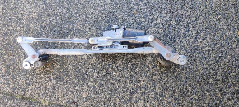 Toyota Prius 2004-2008 Front Wiper Motor with linkage.