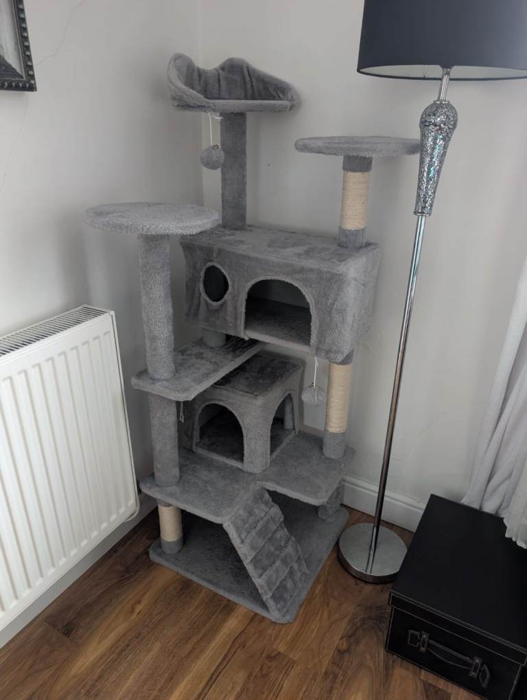 Cat Tree - Immaculate condition
