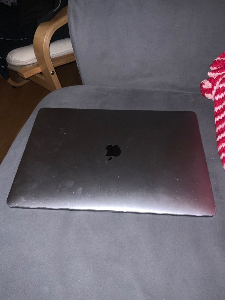 Apple MacBook Pro 15-inch (2016) in good working condition. Touchpad